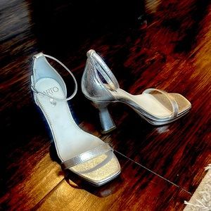 sarto sz5 silver strappy sandals!!